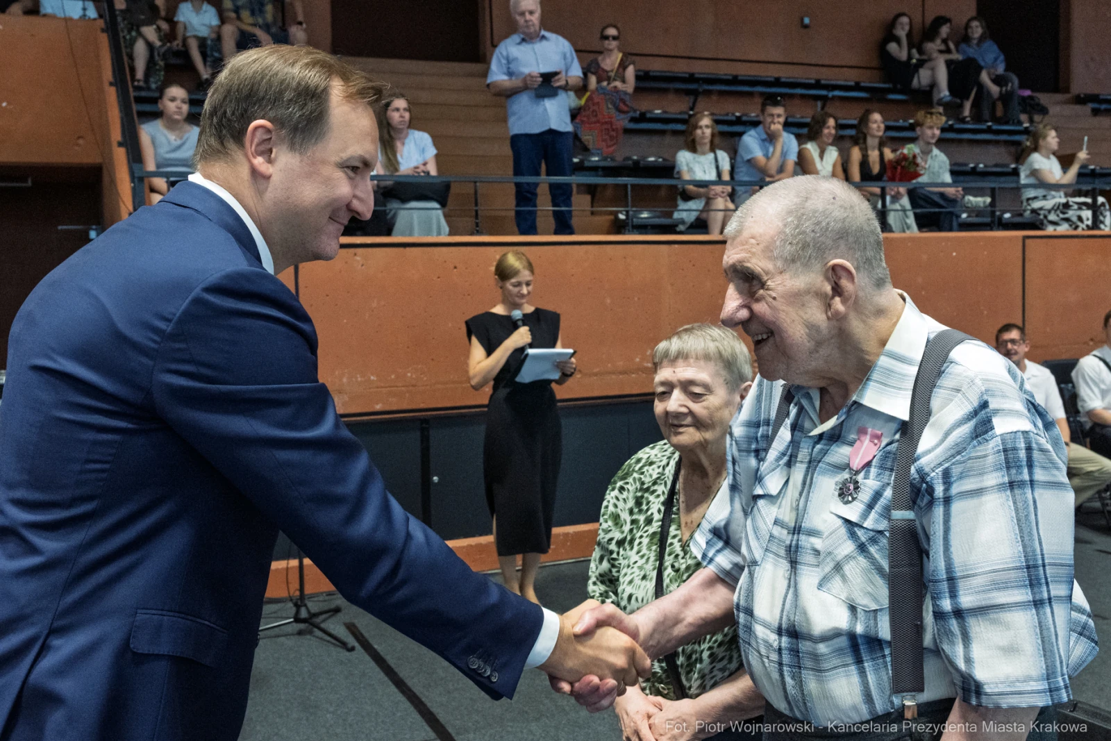 Spotkanie burmistrza z weteranem, wręczenie odznaczenia, obecność osób towarzyszących.  Autor: Piotr Wojnarowski