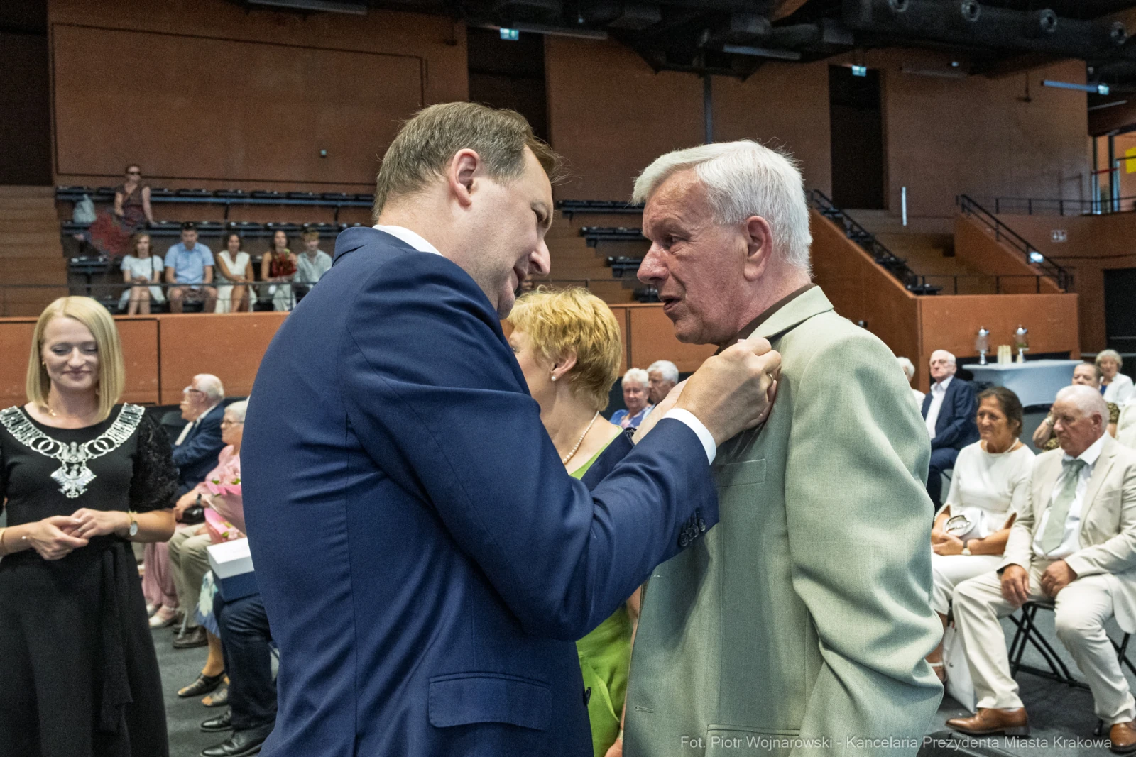 Wręczenie odznaczenia mężczyźnie podczas uroczystości w sali.  Autor: Piotr Wojnarowski