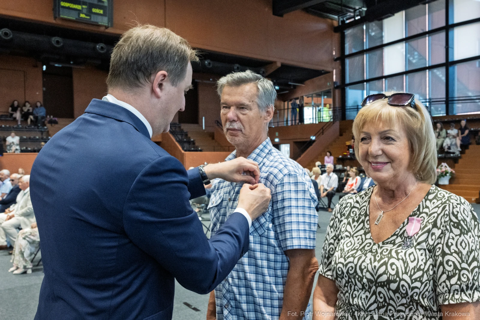 Uroczystość wręczenia odznaczeń, mężczyzna otrzymuje medal od oficjela.  Autor: Piotr Wojnarowski