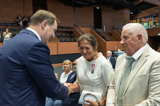 Uroczystość wręczenia odznaczeń, uściski dłoni i emocje uczestników.