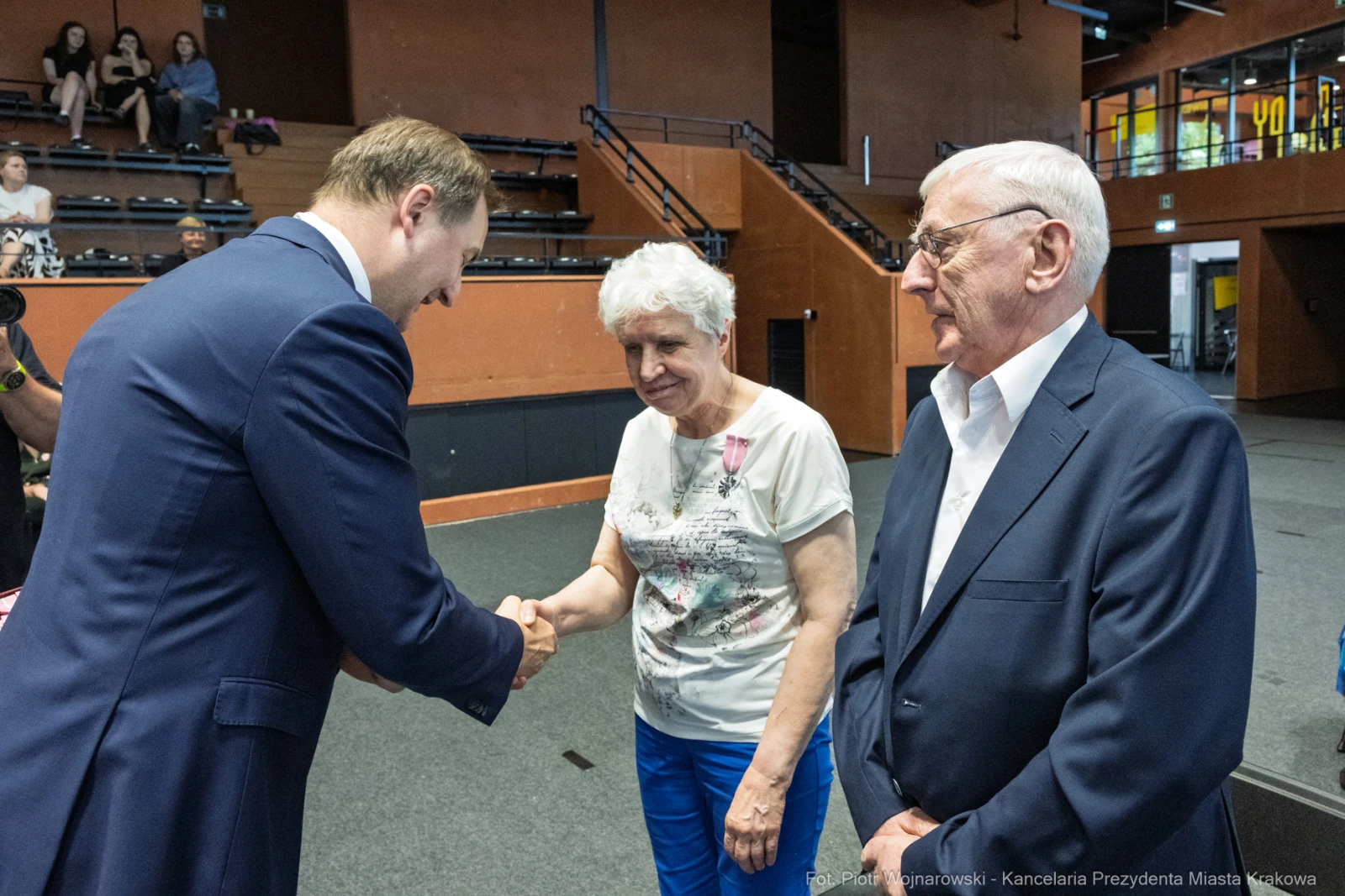 Spotkanie dwóch osób z mężczyzną w garniturze, uścisk dłoni.  Autor: Piotr Wojnarowski