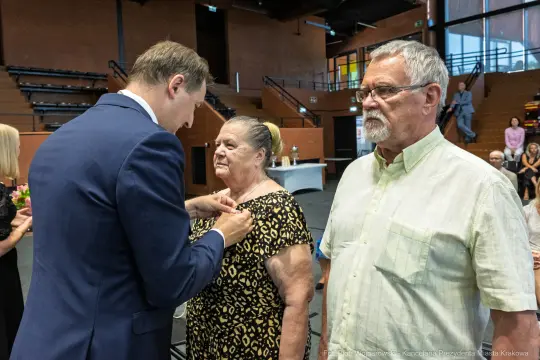 Uroczystość wręczenia odznaczeń dla zasłużonych osób.