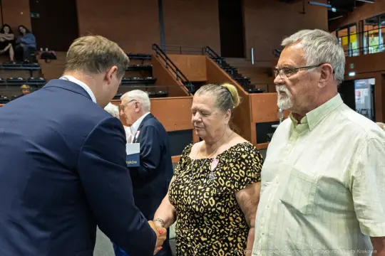 Wręczenie odznaczeń, uściski dłoni, emocje uczestników wydarzenia.