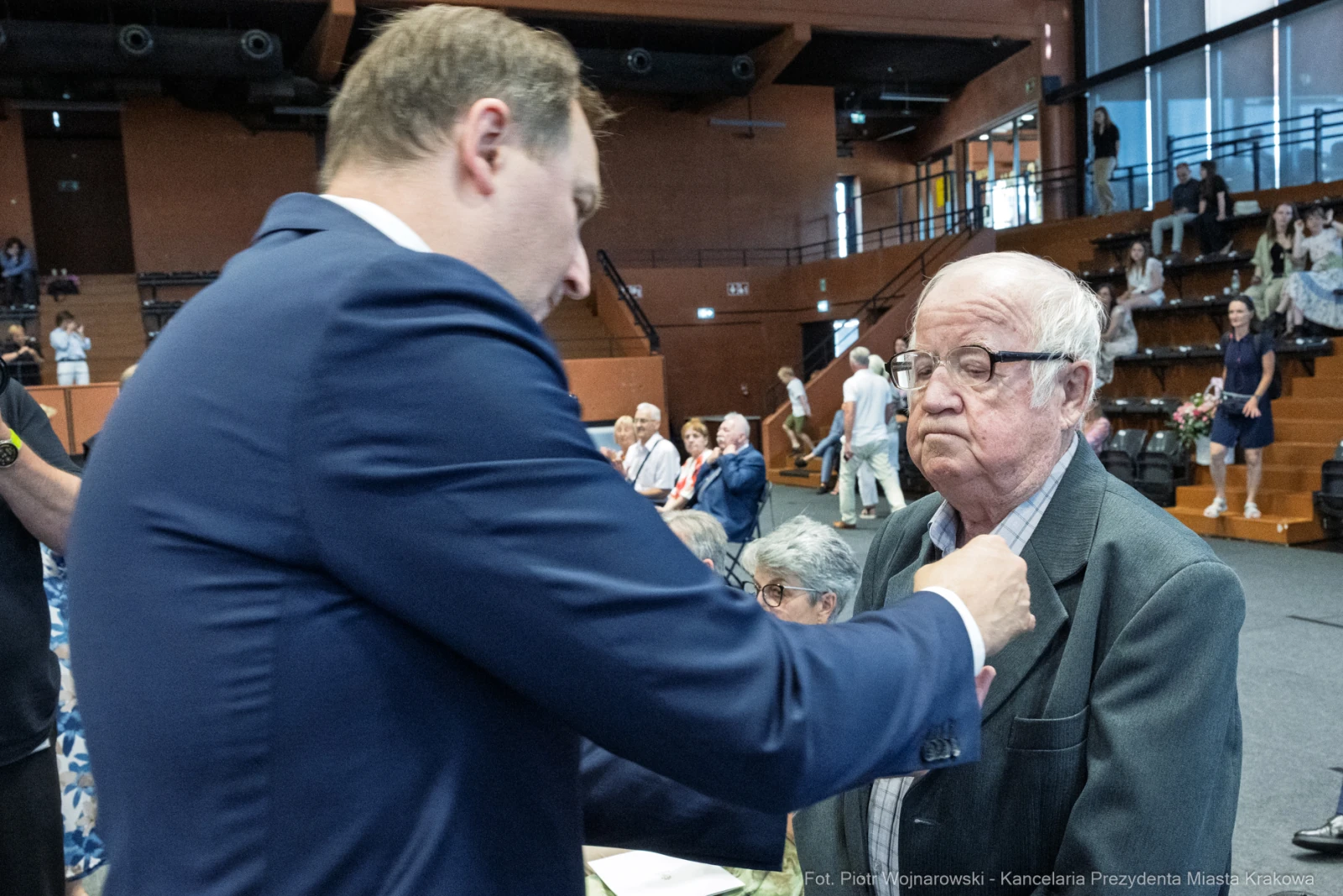 Mężczyzna odbiera odznaczenie w trakcie uroczystości.  Autor: Piotr Wojnarowski