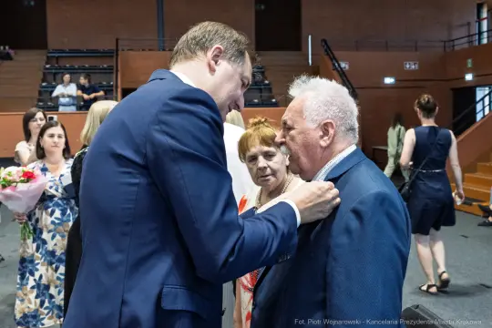 Uroczystość wręczenia odznaczeń, rozmowy między uczestnikami.