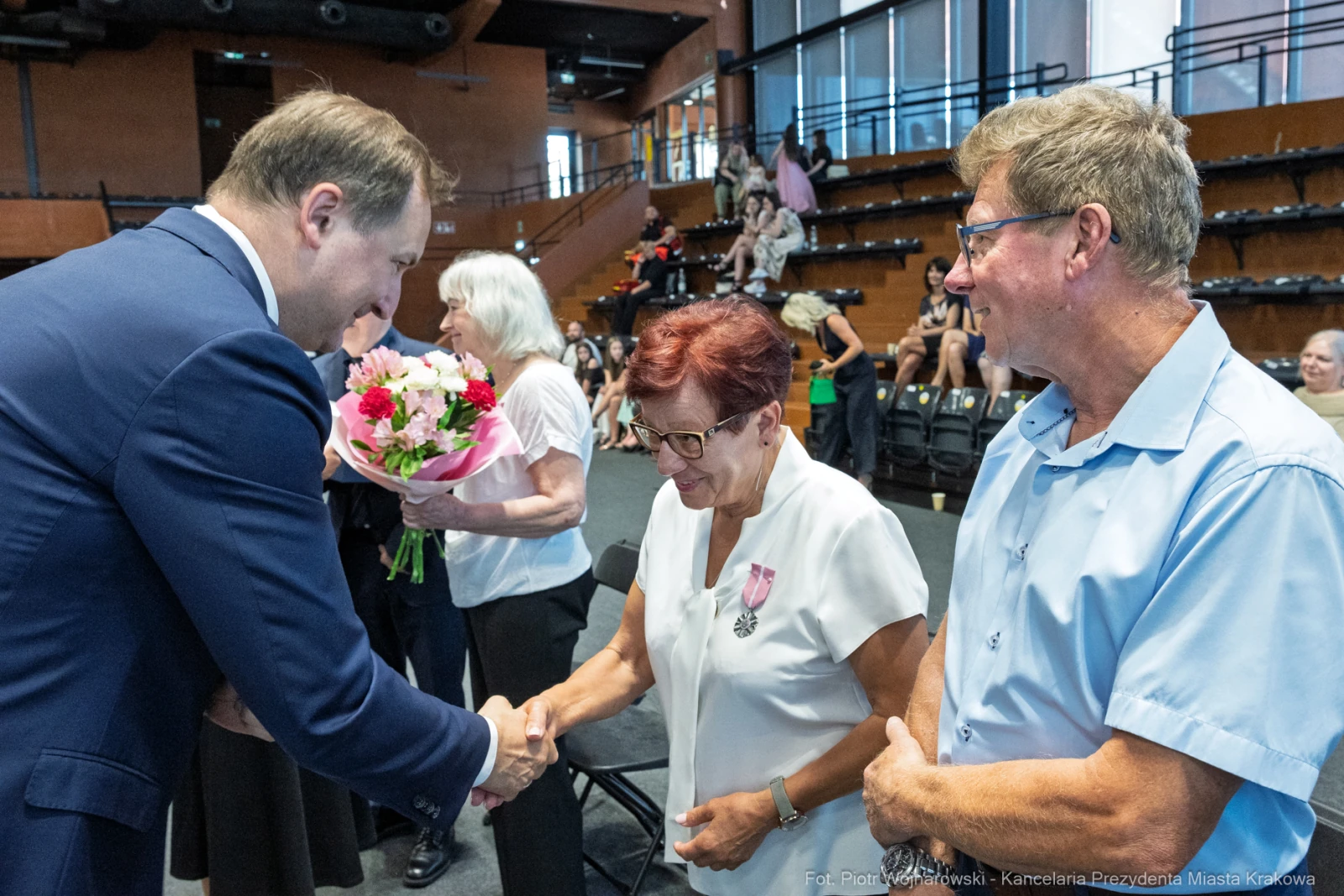 Uroczystość wręczenia odznaczeń, gratulacje i kwiaty dla wyróżnionych osób.  Autor: Piotr Wojnarowski