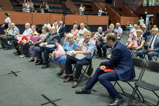 Uroczystość z udziałem seniorów, wręczenie kwiatów i upominków.