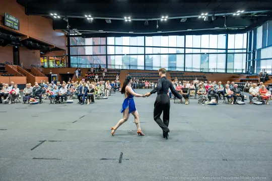 Tancerze w trakcie występu na scenie przed publicznością.