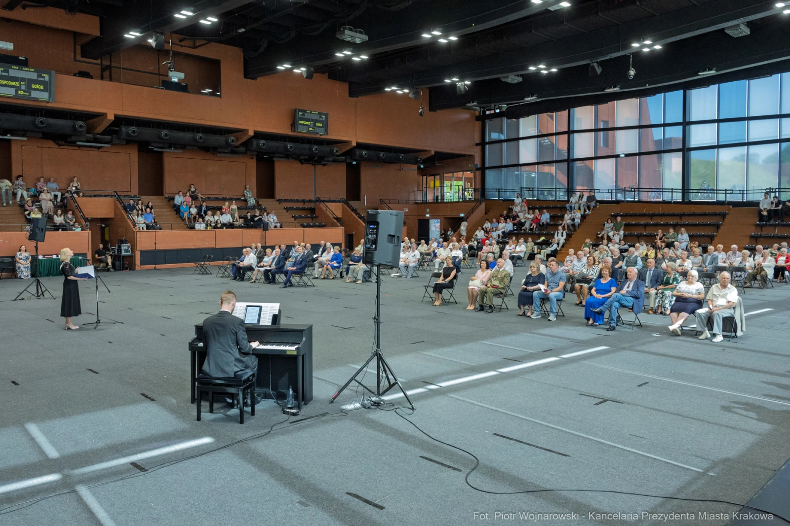 Wielka sala z publicznością słuchającą wystąpienia przy fortepianie.  Autor: Piotr Wojnarowski