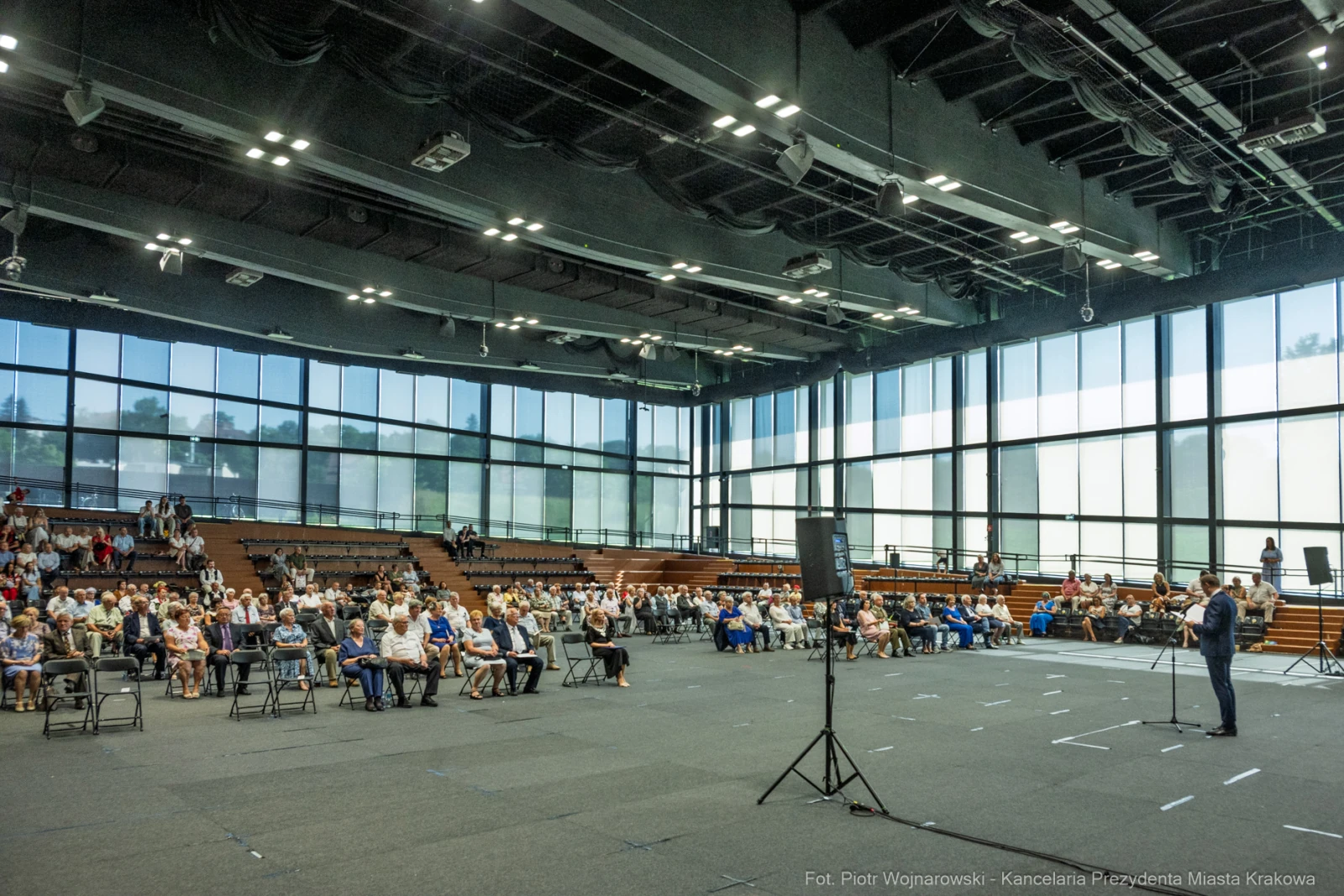 Wielka sala z publicznością siedzącą na widowni, mężczyzna przemawia na scenie.  Autor: Piotr Wojnarowski