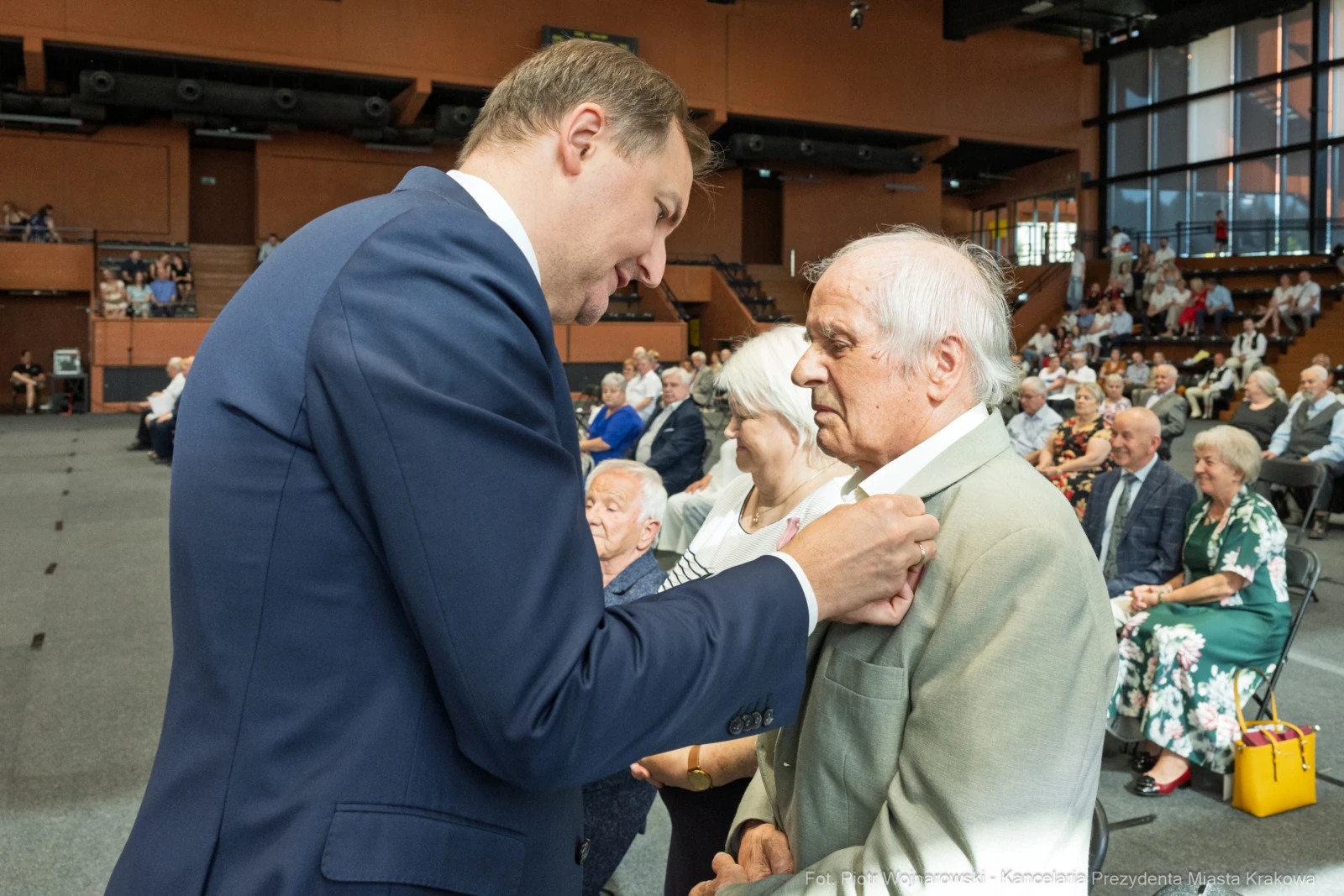 Wręczenie odznaczenia mężczyźnie podczas uroczystości w sali konferencyjnej.  Autor: Piotr Wojnarowski