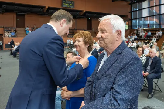 Wręczenie odznaczeń przez przedstawiciela władz lokalnych dwóm osobom.