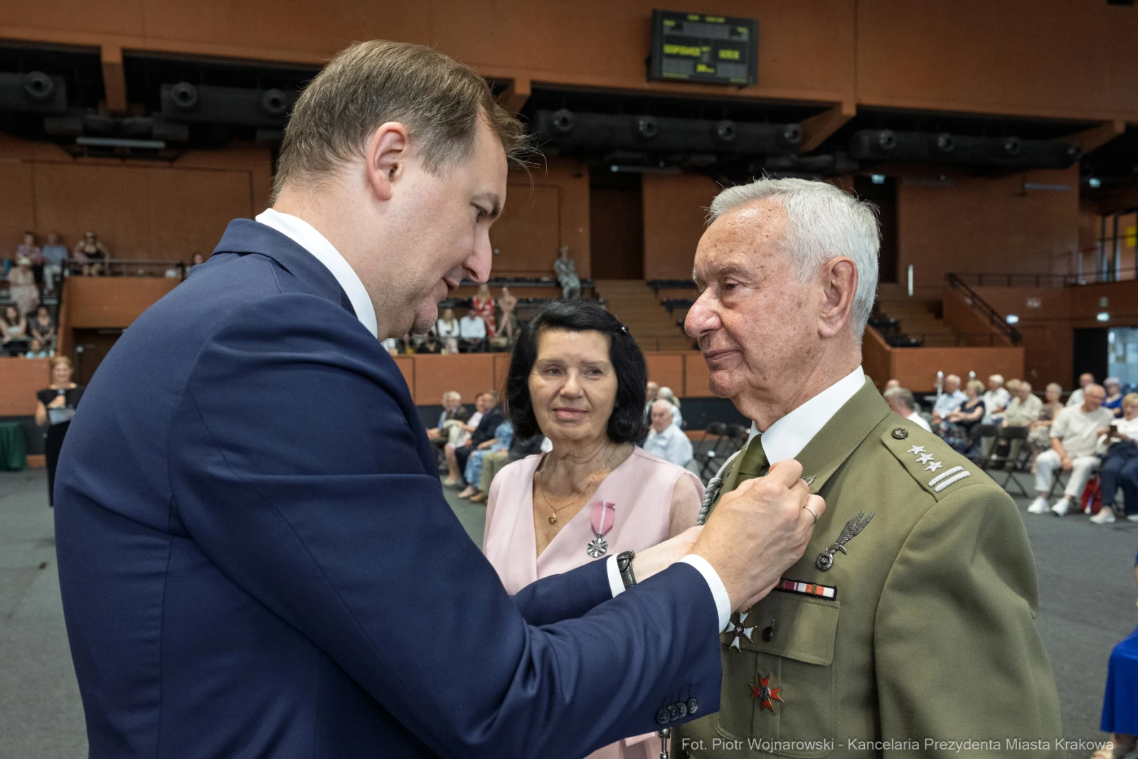 Uroczystość wręczenia odznaczenia wojskowego. Mężczyzna w mundurze, medal na piersi.  Autor: Piotr Wojnarowski