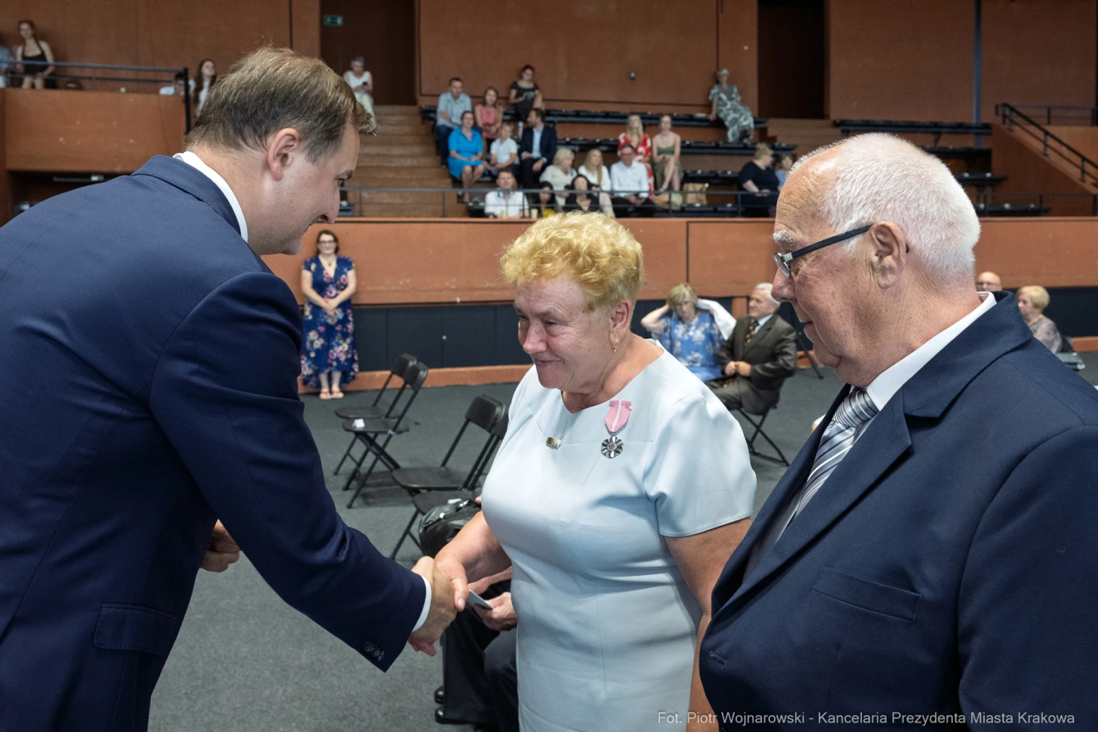 Uroczystość wręczenia nagród, uściski dłoni, wzruszone twarze.  Autor: Piotr Wojnarowski