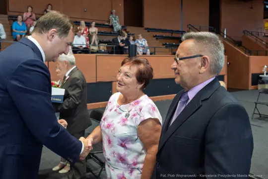 Spotkanie z mieszkańcami, wręczenie kwiatów, uściski dłoni.