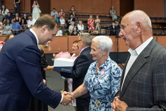 Uroczystość wręczenia odznaczeń, uściski dłoni i gratulacje.