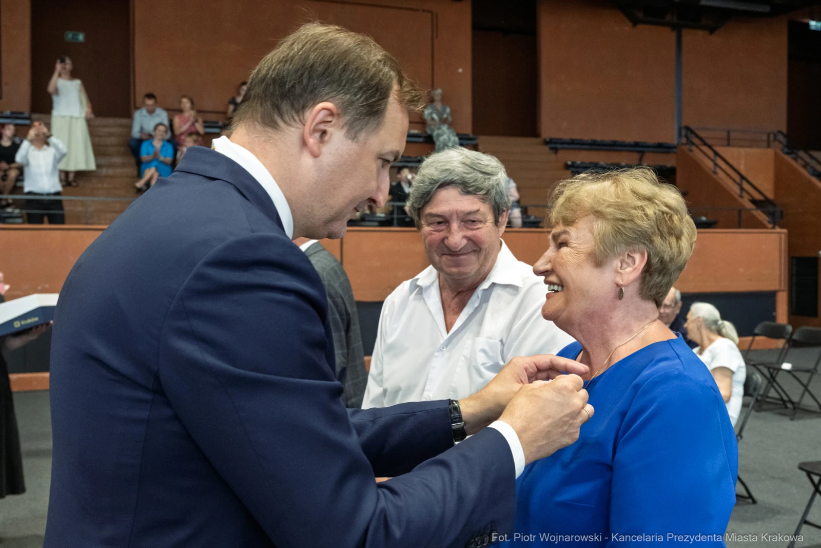 Uroczystość wręczenia odznaczeń, uśmiechnięte twarze, interakcja między ludźmi.  Autor: Piotr Wojnarowski