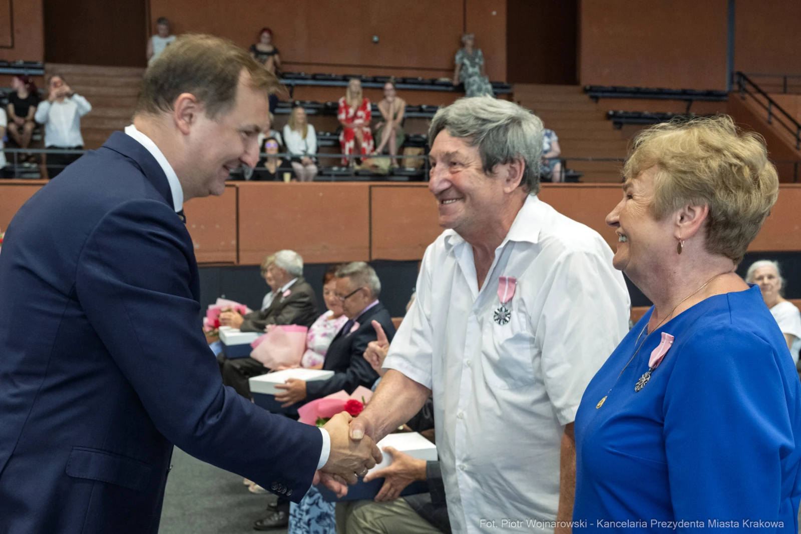 Uroczystość wręczenia odznaczeń, uściski dłoni i uśmiechy jubilatów.  Autor: Piotr Wojnarowski