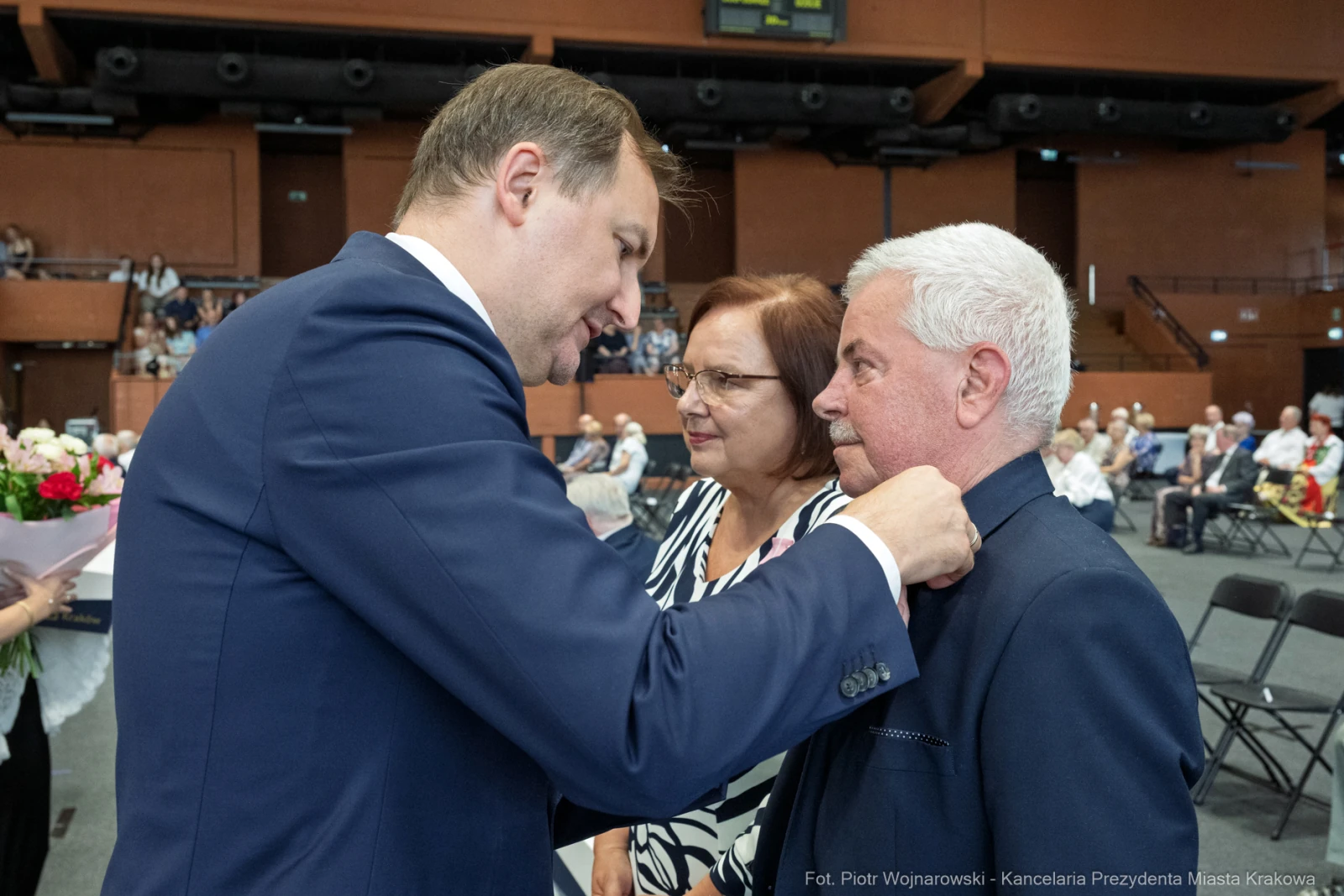 Wręczenie odznaczenia mężczyźnie przez przedstawiciela władz w obecności kobiety.  Autor: Piotr Wojnarowski