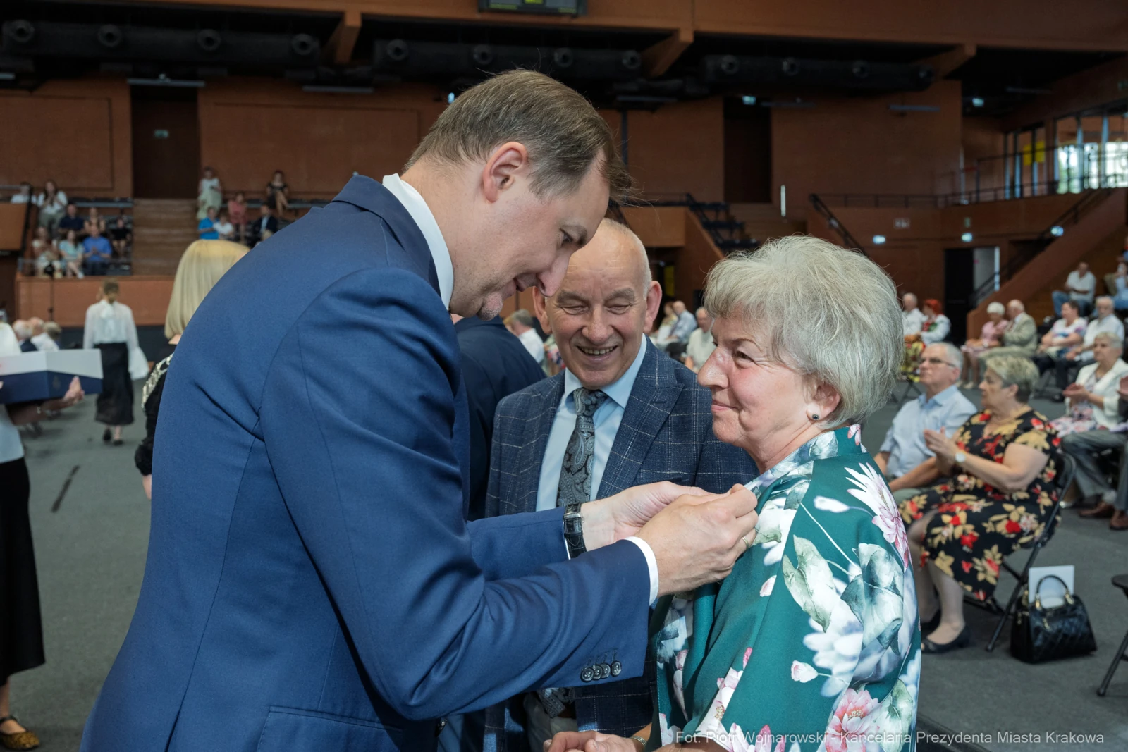 Uroczystość wręczenia odznaczeń, uśmiechnięte twarze, radosna atmosfera.  Autor: Piotr Wojnarowski
