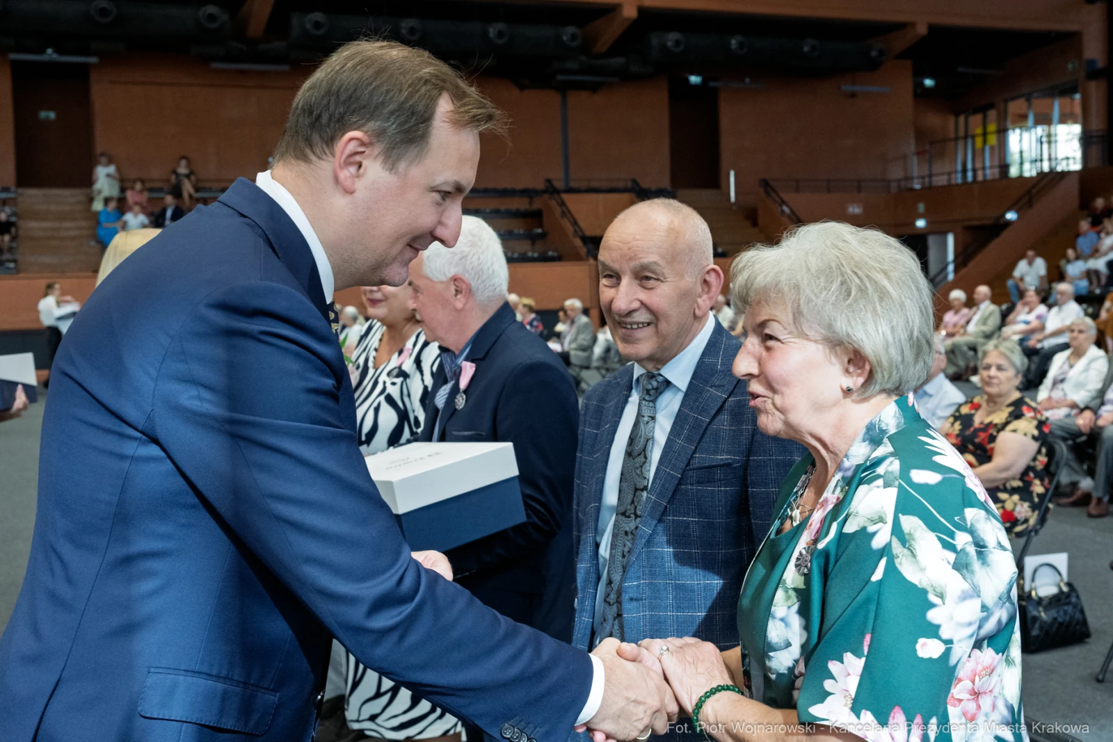 Uroczystość wręczenia nagród, uściski dłoni i uśmiechy uczestników.  Autor: Piotr Wojnarowski