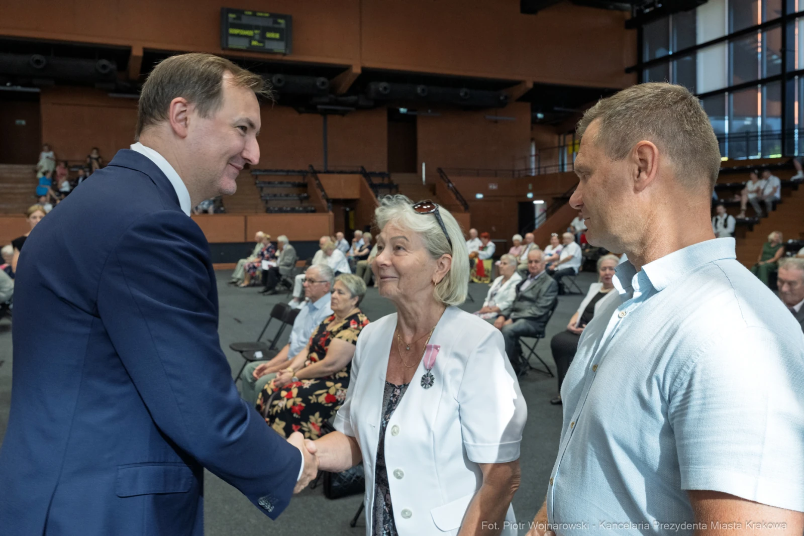 Spotkanie z mieszkańcami, uściski dłoni i rozmowy w sali konferencyjnej.  Autor: Piotr Wojnarowski