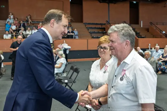Spotkanie burmistrza z mieszkańcami, wręczenie odznaczeń.