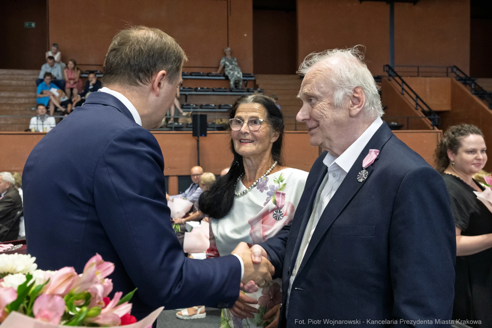 Uroczystość wręczenia nagród z udziałem gości w eleganckich strojach.  Autor: Piotr Wojnarowski