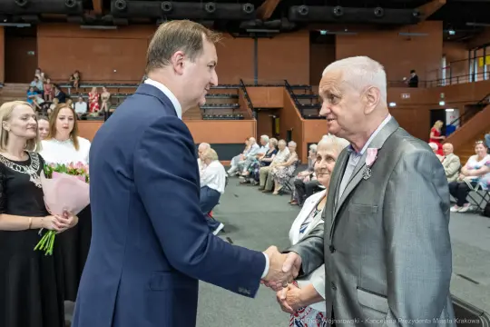 Spotkanie z seniorami, wręczenie kwiatów i gratulacje.