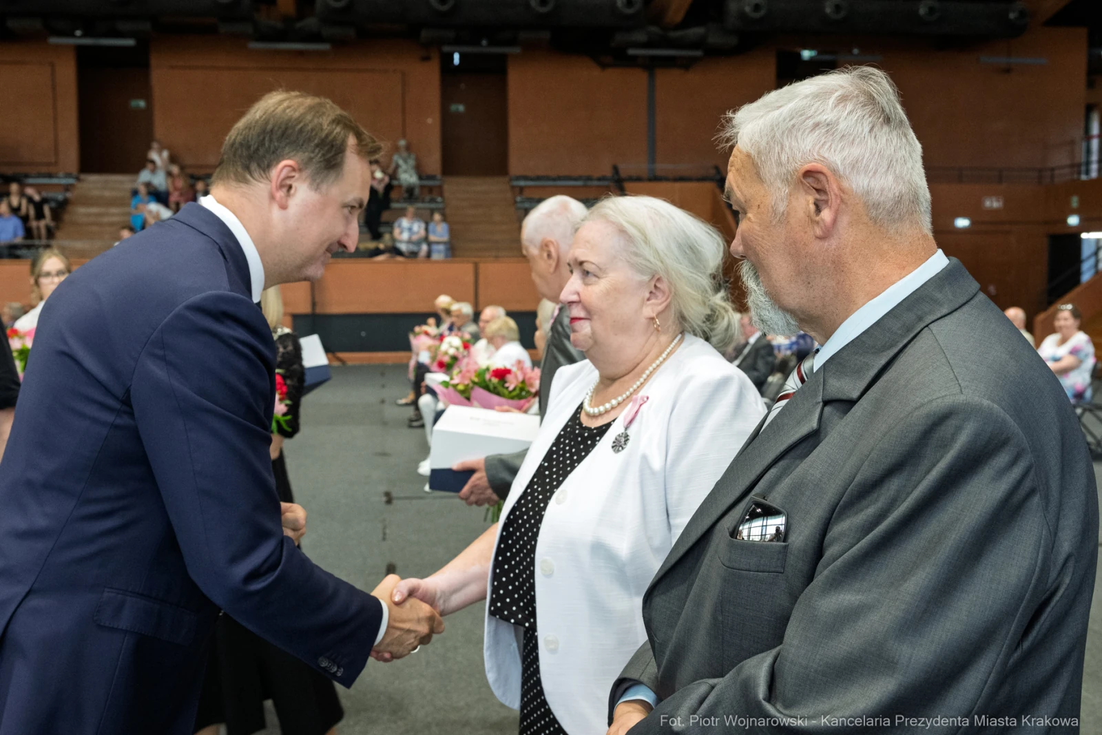 Uroczystość wręczenia nagród z udziałem burmistrza i laureatów.  Autor: Piotr Wojnarowski