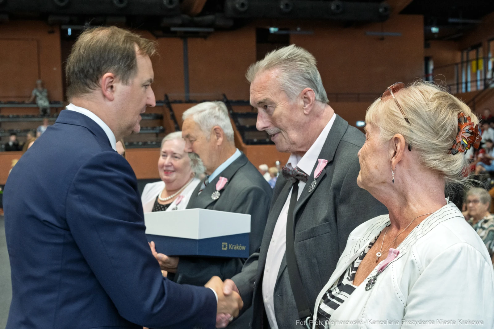 Uroczystość wręczenia odznaczeń w sali z uczestnikami i przedstawicielem władz.  Autor: Piotr Wojnarowski