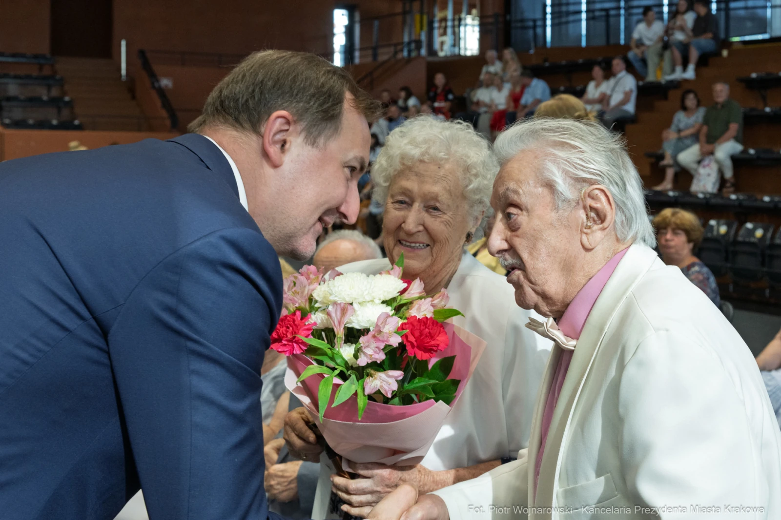Spotkanie z seniorami, wręczenie kwiatów przez przedstawiciela władz.  Autor: Piotr Wojnarowski