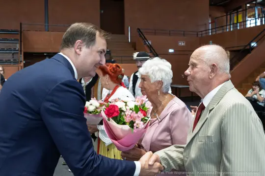 Uroczystość wręczenia kwiatów i gratulacji dla seniorów.