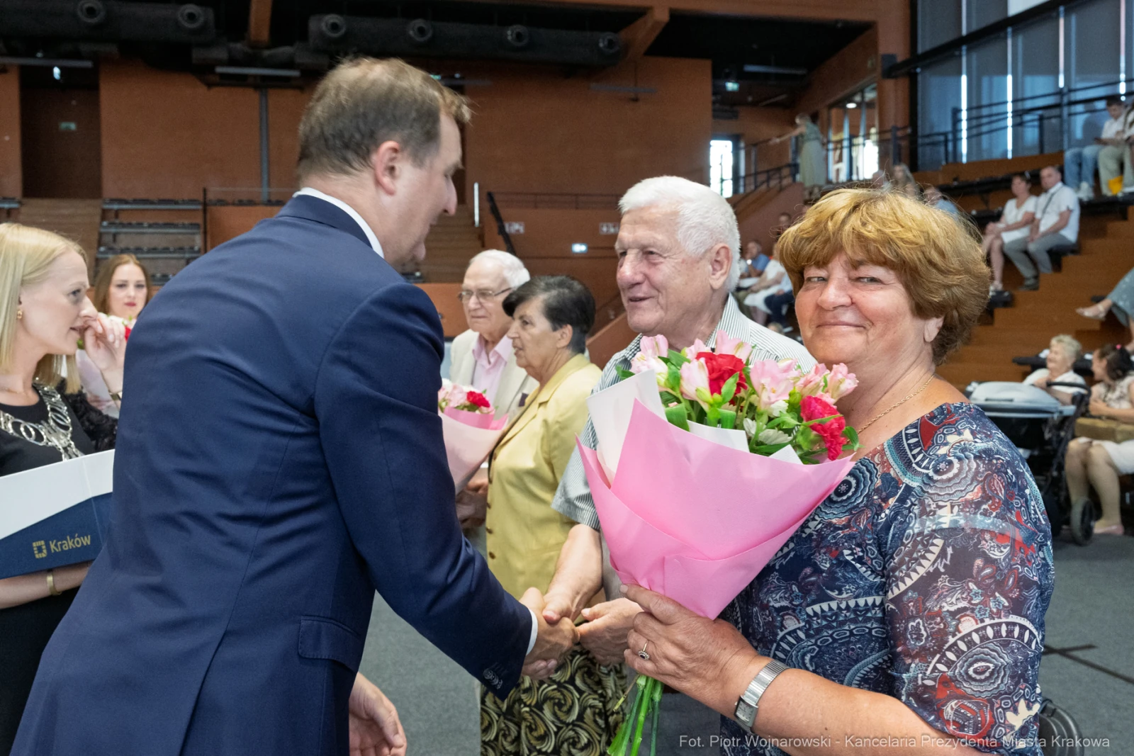 Uroczystość wręczenia kwiatów i gratulacji dla jubilatów.  Autor: Piotr Wojnarowski