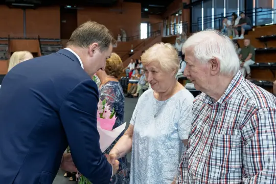 Uroczystość wręczenia kwiatów starszym osobom.