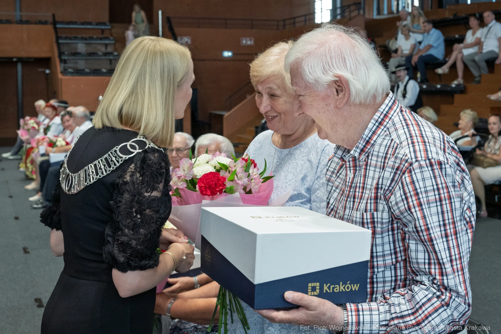 Uroczystość wręczenia kwiatów i prezentów seniorom w Krakowie.  Autor: Piotr Wojnarowski