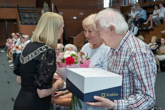 Uroczystość wręczenia kwiatów i prezentów seniorom w Krakowie.