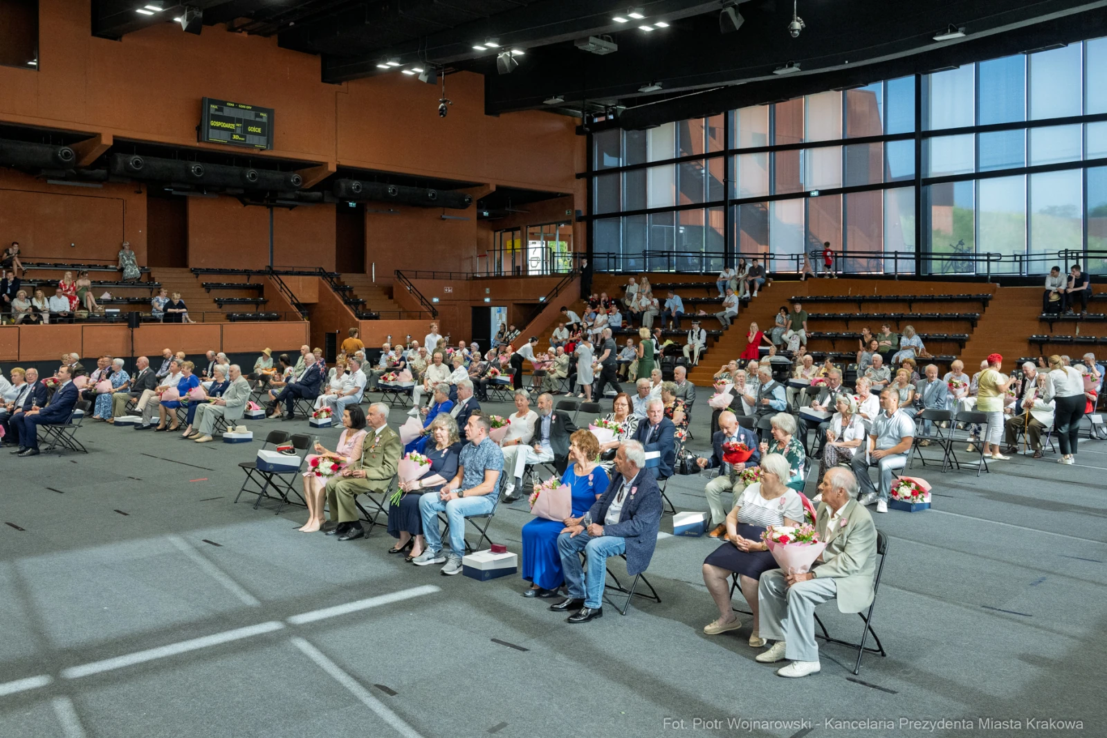 Grupa seniorów siedzących na widowni podczas wydarzenia w sali.  Autor: Piotr Wojnarowski