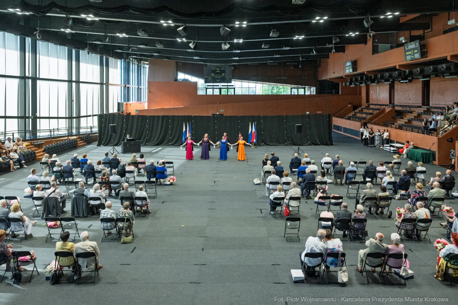 Uczestnicy wydarzenia stoją na scenie, publiczność siedzi w rzędach.  Autor: Piotr Wojnarowski