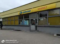Sklep Lewiatan z dużymi witrynami i żółtym szyldem.