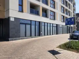 Budynek z witrynami, w tym logo MyTherapy, oraz znak drogowy.