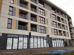 Budynek mieszkalny z witrynami lokalu MyTherapy.