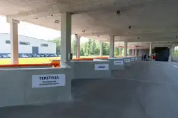 Punkty segregacji odpadów: tekstylia, gruz, plastik, szkło.