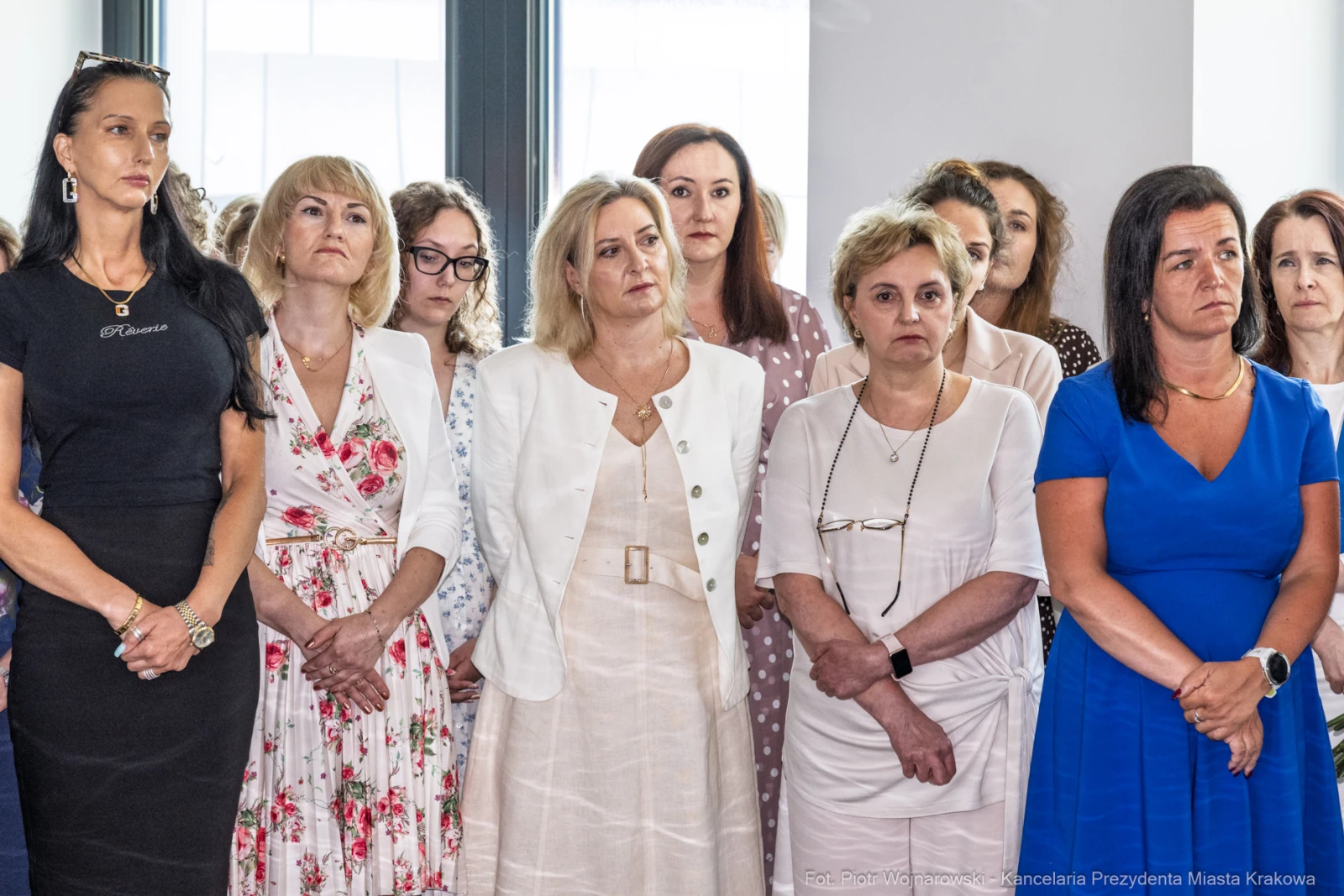 Grupa kobiet w różnorodnych strojach, skupionych na wydarzeniu.  Autor: Piotr Wojnarowski