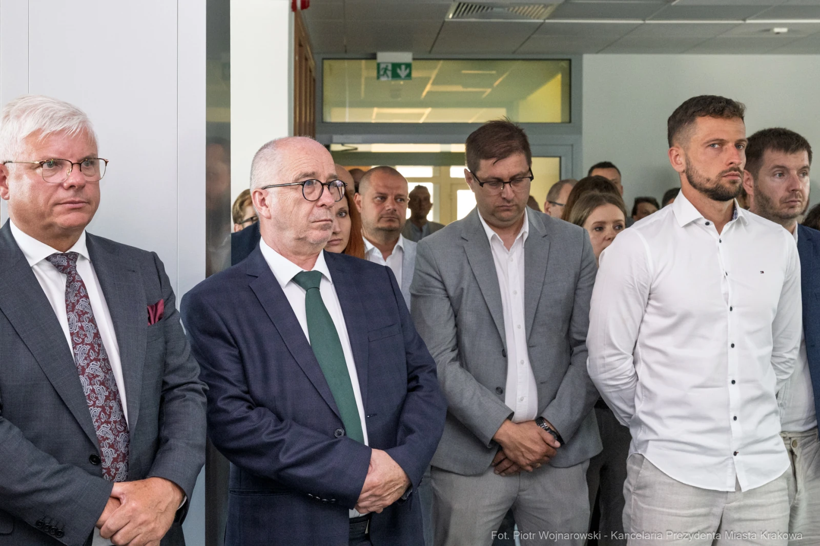 Grupa mężczyzn w garniturach i białych koszulach, słuchających przemówienia.  Autor: Piotr Wojnarowski