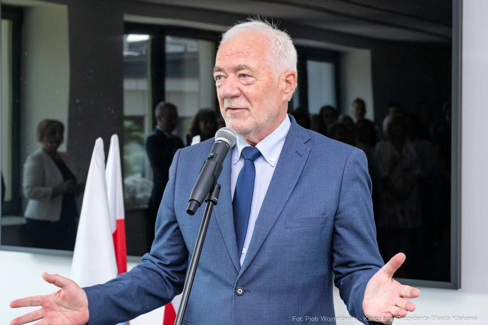 Mężczyzna w garniturze przemawia do zgromadzonej publiczności.  Autor: Piotr Wojnarowski
