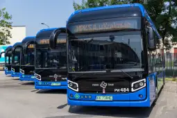 Nowoczesne autobusy MPK S.A. w Krakowie, stojące w zajezdni.