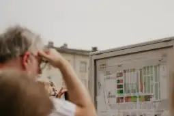 Plan targu z oznaczeniem stoisk i tras dojazdowych.