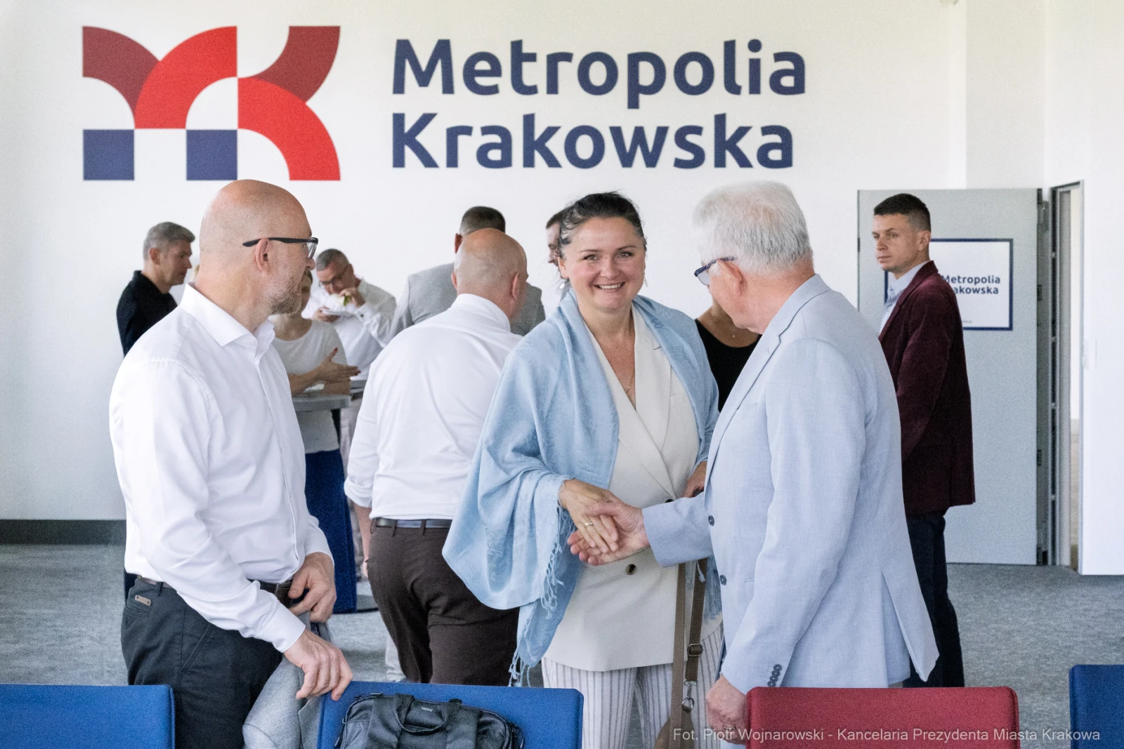 Spotkanie w Metropolii Krakowskiej, ludzie w trakcie rozmowy i powitania.  Autor: Piotr Wojnarowski