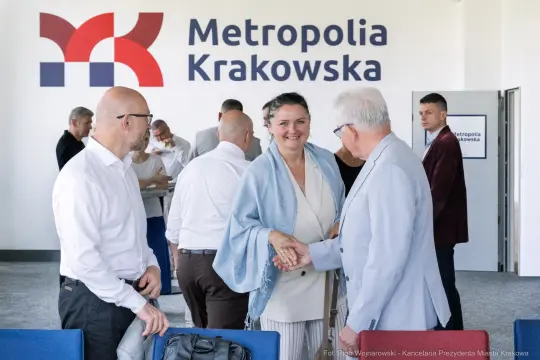 Spotkanie w Metropolii Krakowskiej, ludzie w trakcie rozmowy i powitania.